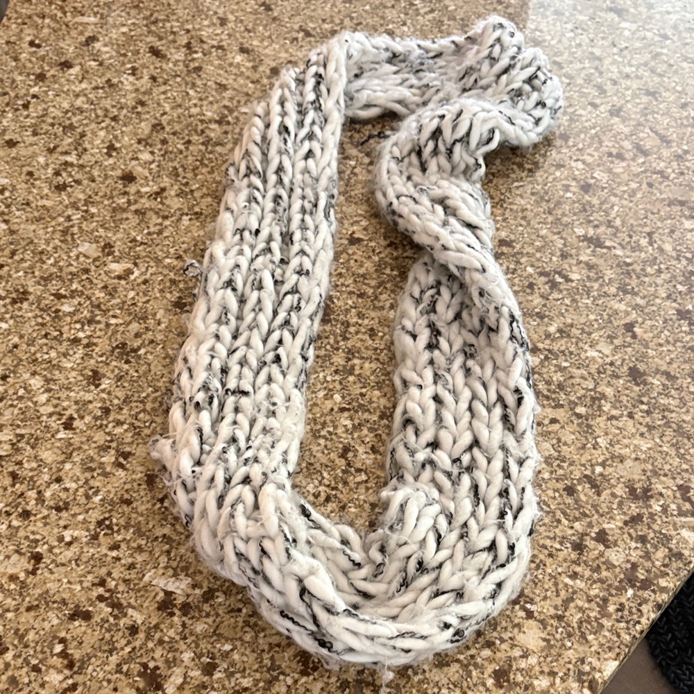 Chunky Knit White and Black Scarf